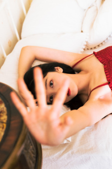 公车上双乳被两男人夹击电影